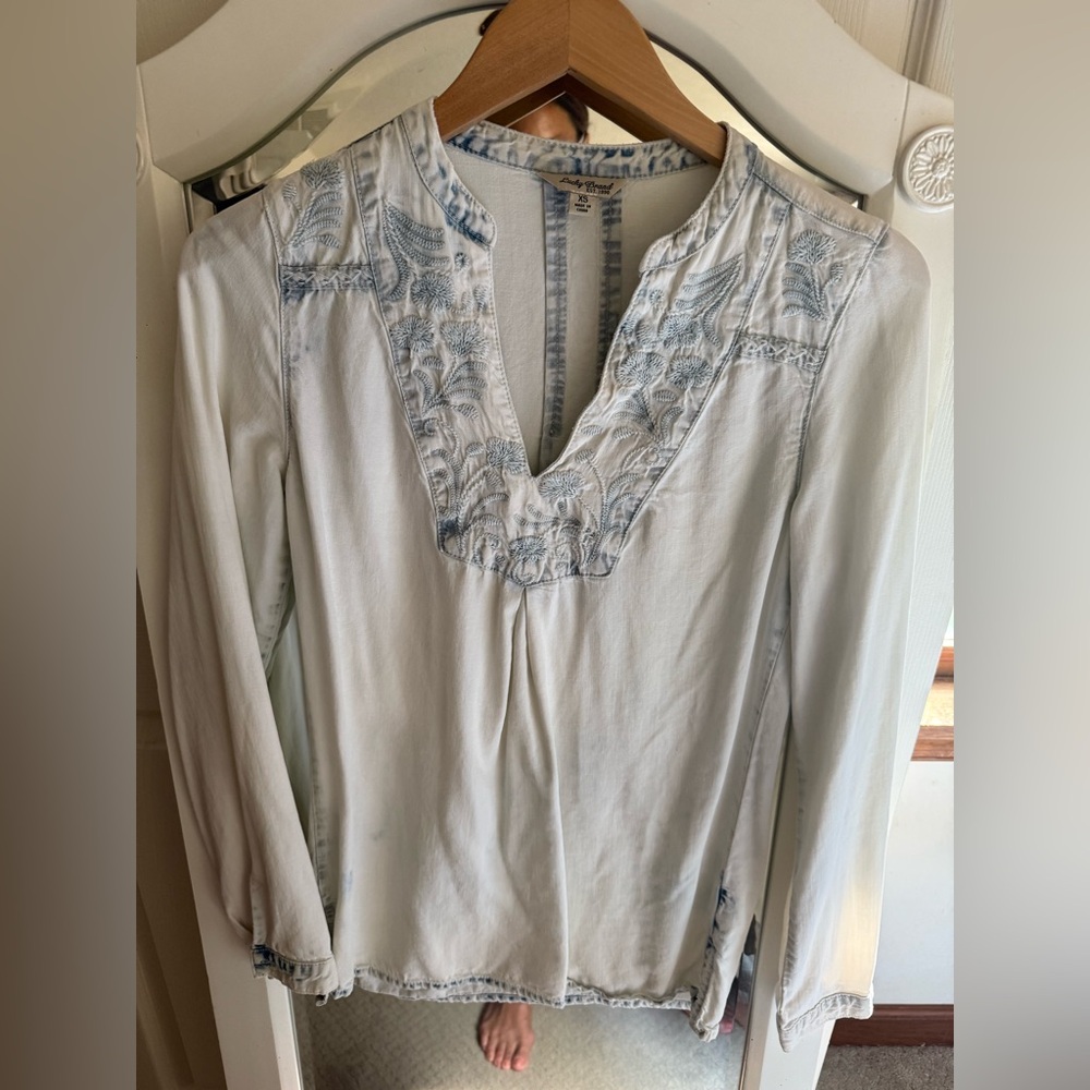 Lucky Brand Top Womens Embroidered Top Blouse XS Light Wash Indigo Blue Chambray